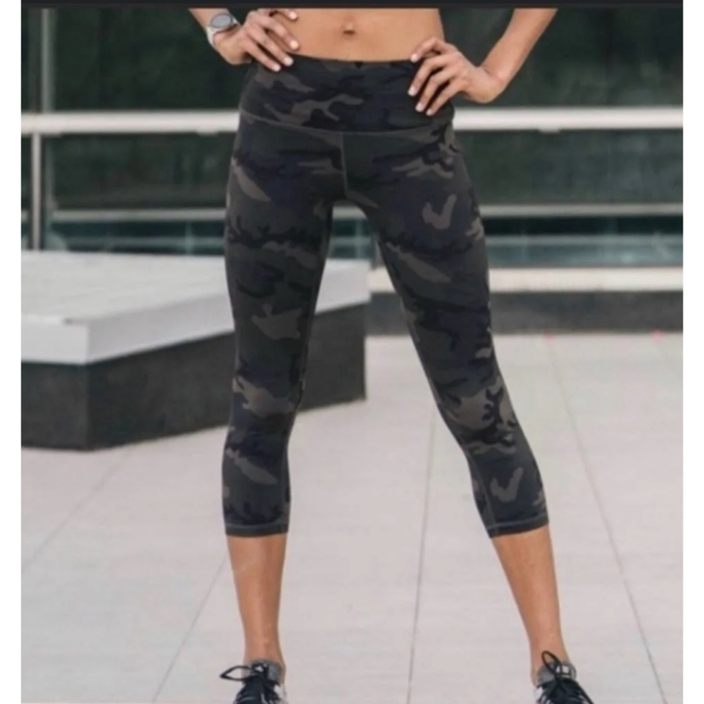 Zyia Forest Camo Luxe High-Rise Capri Size 6-8 - Picture 3 of 8